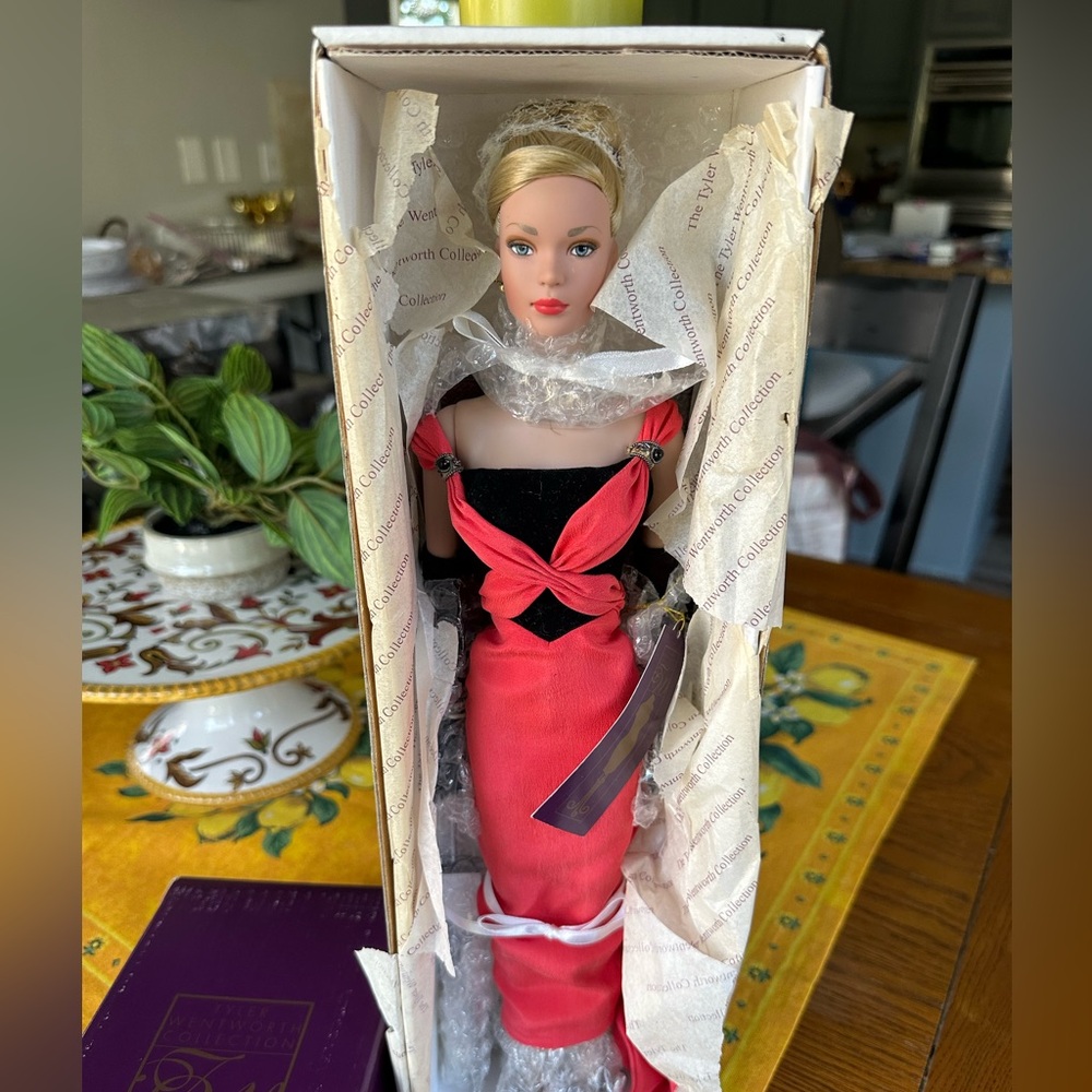 Robert Tonner Tyler Wentworth Masquerade #TW9107 16 Inch Tall 2001 Limited NIB